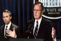 জাপানি প্রধানমন্ত্রীর কোলে বমি করেছিলেন বুশ