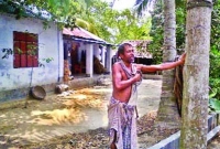 ‘ওরা এখনও মহড়া দেয় ভোট না দিলে আমাদের কেটে নদে ভাসিয়ে দিবে’