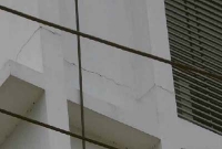 রেশ কাটেনি রানা প্লাজার, সাভারে আবার গার্মেন্টস ভবনে ফাটল