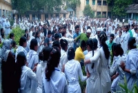 ছাত্রী পটানো সেই শিক্ষককে গণধোলাই দিল ছাত্রীরা