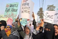  প্রেমিক যুগলকে সহায়তা করায় গ্রামের মোড়লদের নির্দেশে তরুণীকে পুড়িয়ে হত্যা