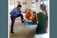 সরকারি কর্মকর্তা বটে! রোগীদের খোঁজ নিচ্ছেন তিনি! সরকারি কর্মকর্তা বটে! রোগীদের খোঁজ নিচ্ছেন তিনি!