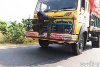 এ কেমন শাস্তি, যুবককে ট্রাকে রশি দিয়ে বেঁধে দ্রুতগতিতে ট্রাক চালায় নিষ্ঠুর চালক!