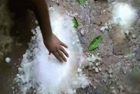 স্তম্ভিত হয়ে গেল মানুষ, হঠাৎ আকাশ থেকে পড়লো দৈত্যকার এক শিলা!