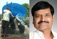 মন্ত্রী যাবেন তাই পানি ঢেলে রাস্তা পরিস্কার! মন্ত্রী যাবেন তাই পানি ঢেলে রাস্তা পরিস্কার!