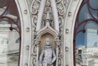 সেলফির ঠেলায় ভাঙল ১২৬ বছরের পুরানো মূর্তি