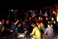 দাফন ঠেকাতে নিজামীর গ্রামের প্রবেশপথ অবরোধ