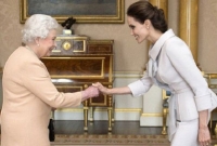 চীনাদের ব্যবহার নিয়ে ব্রিটিশ রানির মন্তব্যে বিশ্বজুড়ে তোলপাড়