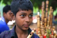  বাঁশি বাজিয়ে পড়ার খরচ জোটায় শাহাদাত
