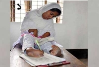  পা দিয়ে লিখে নতুন স্বপ্ন দেখছে ছাবিলা