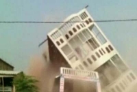  অবাক করা কাণ্ড, হঠাৎ কাত হয়ে পড়ে গেল তিনতলা ভবন!