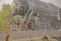 ট্রেনের আগে কেন দৌড়াচ্ছেন সালমান খান!