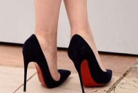 জুতার বিচার নিয়ে পার্লামেন্টে যাচ্ছেন সেই সুন্দরী তরুণী! জুতার বিচার নিয়ে পার্লামেন্টে যাচ্ছেন সেই সুন্দরী তরুণী!