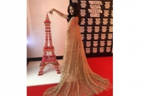 কানের রেড কার্পেটে লিপস্টিকের আইফেল টাওয়ারের সঙ্গে পোজ দিলেন ঐশ্বরিয়া