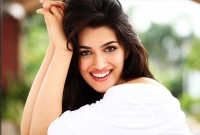 শুটিং পড়ে গিয়ে পা ভাঙলেন কৃতি