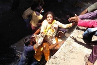 ড্রেনে পড়ে গড়াগড়ি খেলেন নারী সংসদ সদস্য