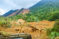 ভয়াবহ ভূমিধসে মাটিচাপা পড়েছে ৩ টি গ্রাম, শ্রীলঙ্কায় ৪ শতাধিক মৃত্যুর আশঙ্কা