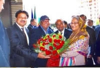  শেখ হাসিনাকে ফুল দিয়ে বরণ করলেন আ.লীগ নেতৃবৃন্দ