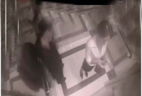  লিফটের ভেতরেই সেই তরুণকে যা করলো তরুণী