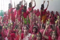 এতিম শিশুরাও পেল বাহারি ফলের স্বাদ, আনন্দে নাচল-গাইল ওরা