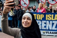 ইসলাম বিদ্বেষীদের বিক্ষোভের সময় মুসলিম নারীর অনন্য প্রতিবাদ, অবাক গোটা বিশ্ব!