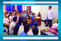 ঢাকা বিশ্ববিদ্যালয়ে ক্লাস নিচ্ছেন অভিনেতা আলমগীর