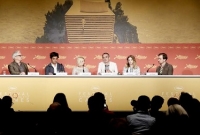 প্রেম, বাগদান এবং বিচ্ছেদের পরও এক সঙ্গে সংবাদ সম্মেলনে শার্লিজ থেরন ও শন পেন