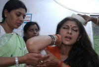 চুলের মুঠি ধরে  তৃণমূলকর্মীরা পেটালো অভিনেত্রী রূপা গাঙ্গুলিকে 