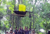 তোরণে নৌকা বসাতে গিয়ে পড়ে মারা গেল যুবক