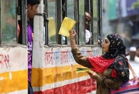 বাসে লিফলেট বিতরণ করছেন অভিনেত্রী প্রভা!