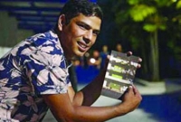 কে এই ব্যাক্তি, কাগজের অভাবে কবিতা লিখেছেন সিমেন্টের বস্তায়?