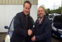 সস্তায় পুরনো গাড়ি কিনতে শোরুমে ব্রিটিশ প্রধানমন্ত্রী!