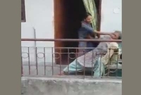 ৮৫ বছরের বৃদ্ধা মাকে এভাবে কেউ মারে, বলুন?