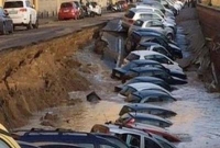 অবাক কাণ্ড! মাটির তলায় মুহূর্তেই ঢুকে গেল একের পর এক গাড়ি!