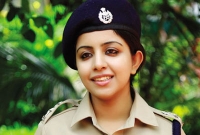 সুন্দরী বলায় রেগে আগুন নারী পুলিশ