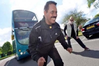  চুল দিয়ে ১২ টন ওজনের বাস টানলেন ইনি!