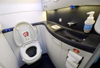 প্লেনের কমোডে কেন পানি থাকে না, জানেন?