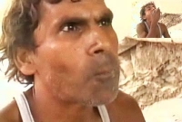 টানা ১৭ বছর ধরে মাটি-বালি-কাঁকড় খেয়েই বেঁচে ইনি!