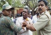  ছেলের খুনি ভেবে নেতাকে আদালতেই চড় মারলেন বাবা