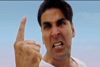 শো-চলাকালীন সঞ্চালককে ঘাড়ধাক্কা দিয়ে বাহির করে দিয়ে সমালােচনায় অক্ষয়!