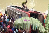 রেলিং ভেঙে খাদে বাস, প্রাণ গেল ১০ জনের