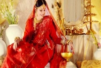 লাল শাড়ির রহস্য, জানেন কি?