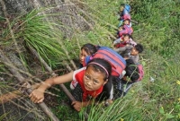 শুনলে অবাক হবেন? এই গ্রামের শিশুরা উচু পাহাড় বেয়ে কিভাবে স্কুলে যাচ্ছে!