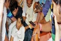  কফিনে দু’হাতে ছেলের মুখটা ধরে ডুকরে উঠলেন মা