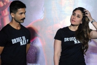 শহিদ ও কারিনাকে নিষিদ্ধ করা হলো ভারতে!