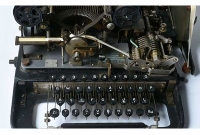 হিটলারের বহু কর্মের সাক্ষী টাইপিং মেশিন বিক্রির জন্য অনলাইনে