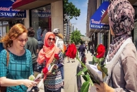  শান্তির বার্তা দিতে আমেরিকানদের লাল গোলাপের শুভেচ্ছা জানালো মুসলমানরা