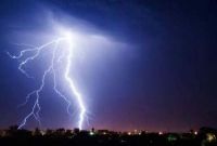 আশ্রয় নেয়ার সময় বজ্রপাতে প্রাণ গেল সন্তানসহ বাবা-মা’র