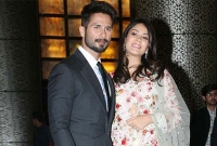 বাবা ডাক শোনার আশায় স্ত্রীকে হাসপাতালে ভর্তি করালেন শহিদ কাপুর