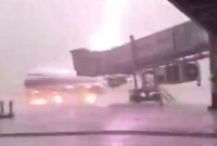  বিমানের ওপর বজ্রপাত, দাউ দাউ করে জ্বলছিল আগুন!